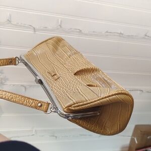 Tan Vintage Snake Skin Style Clasp Purse